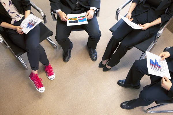 Mitarbeiter halten ein Geschäftstreffen ab — Stockfoto