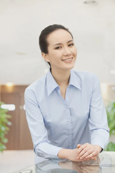 Woman with hands clasped — Stock Photo, Image