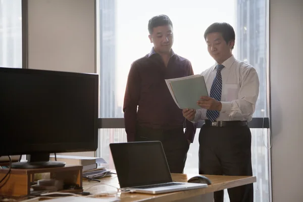 Two Businessmen Working Together in the Office — Stock Photo, Image