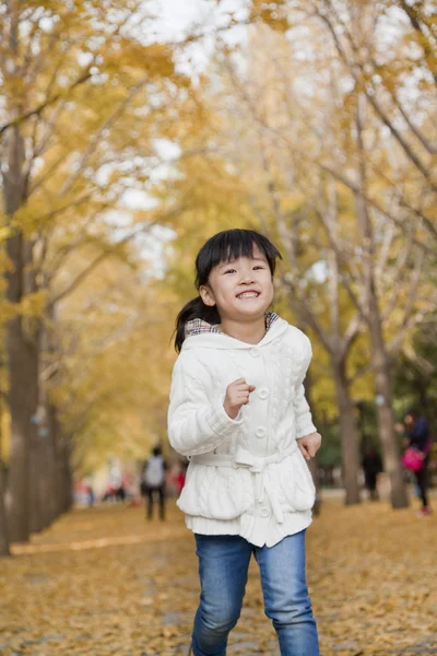 Chica jugando en parque — Foto de Stock