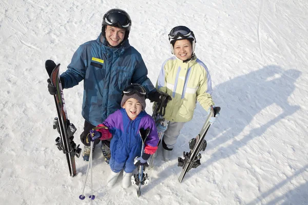 Ler familj med ski redskap i skidorten — Stockfoto