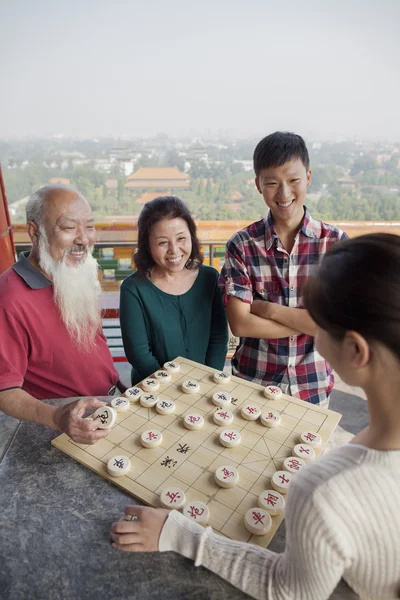 Famille chinoise jouant aux échecs chinois — Photo