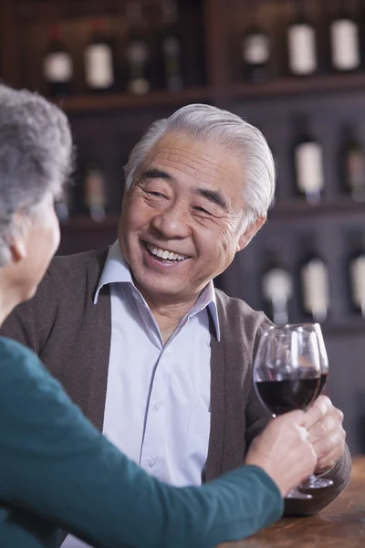 Senior pareja bebiendo vino — Foto de Stock