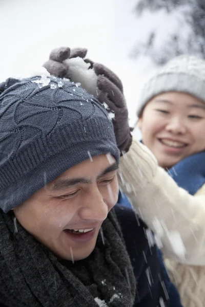 Casal tendo uma luta bola de neve — Fotografia de Stock