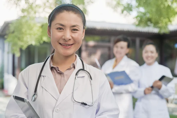 Doctor in Courtyard — Stock Photo, Image