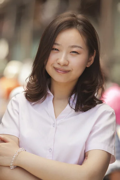 Une jeune femme confiante dans la rue — Photo