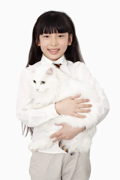Chica en blanco sosteniendo un gato blanco — Foto de Stock