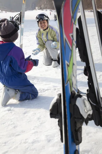 Ler familj med ski redskap i skidorten — Stockfoto