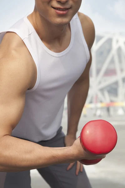 Hombre haciendo ejercicio con mancuerna —  Fotos de Stock