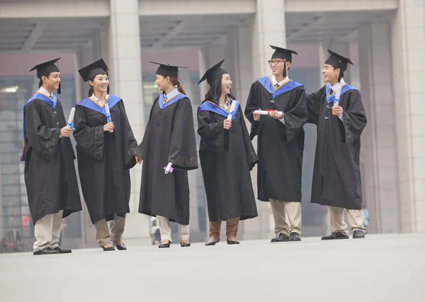 Estudiantes de posgrado de pie con diplomas —  Fotos de Stock