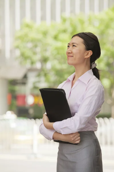 Businesswoman looking up, outdoors — Stock Photo, Image