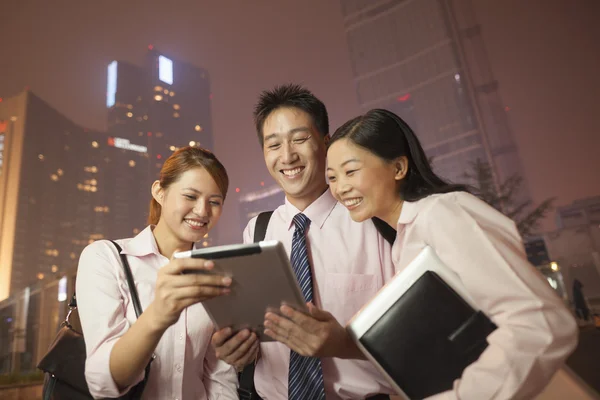 Uomini d'affari che lavorano all'aperto — Foto Stock