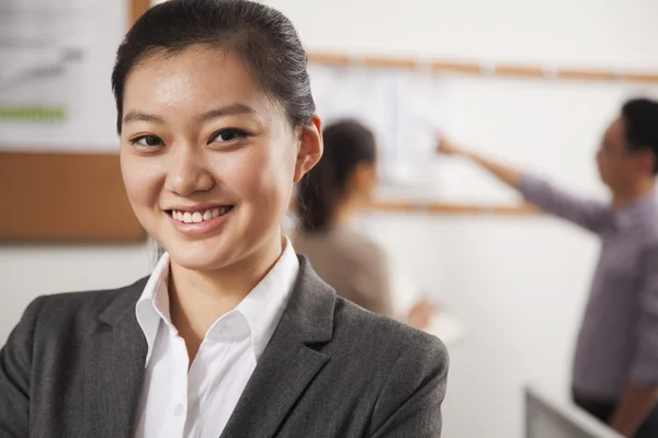 Junge Geschäftsfrau im Büro — Stockfoto