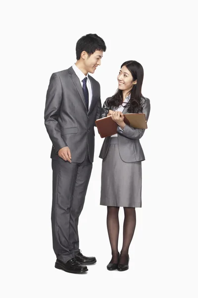 Geschäftsmann und Geschäftsfrau schauen einander an — Stockfoto