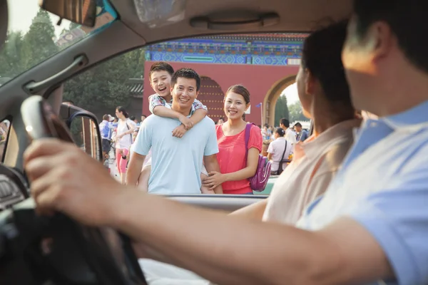 Abuelos conduciendo — Foto de Stock