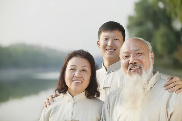 Pessoas chinesas com roupas Tai Ji — Fotografia de Stock