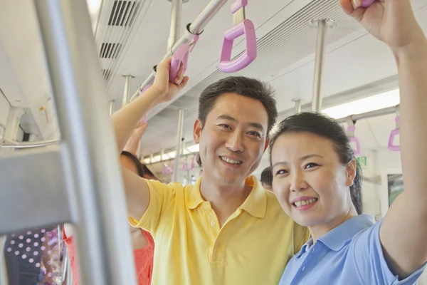 Paar staande in de metro — Stockfoto