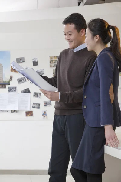 Coworkers discussing project in the office — Stock Photo, Image