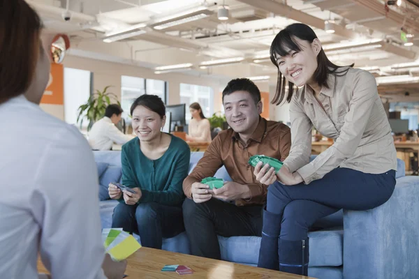 Travailleurs de bureau jouant aux cartes dans le bureau — Photo