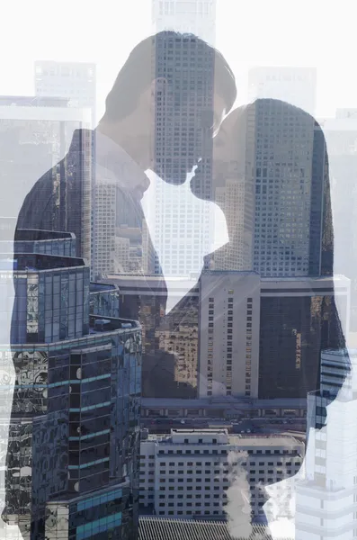 Couple kissing over cityscape — Stock Photo, Image