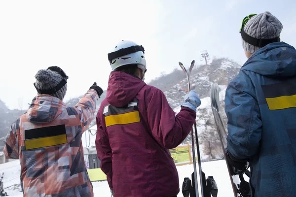 Menschen zeigen auf Schanze in Skigebiet — Stockfoto