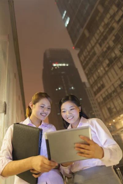 Vrouwelijke ondernemers werken buiten — Stockfoto