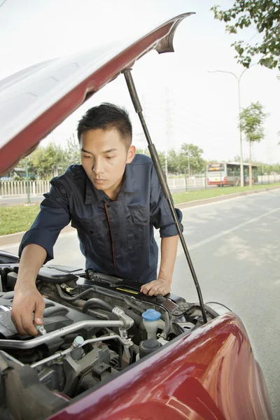 Mechanic Fixing Car by Roadside — Stock Photo, Image