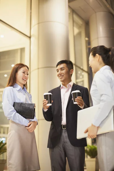 Les gens d'affaires parlent en dehors du bureau — Photo