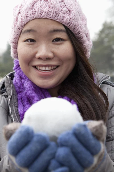 Vrouw met sneeuwbal — Stockfoto