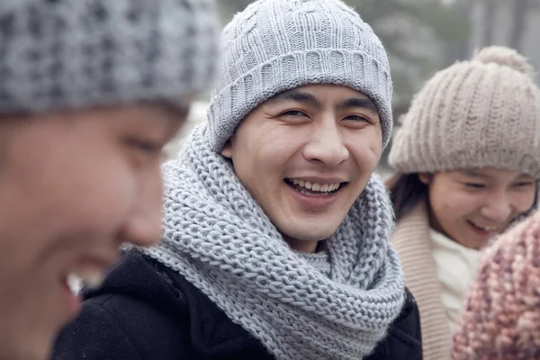 Joven en invierno con amigos —  Fotos de Stock