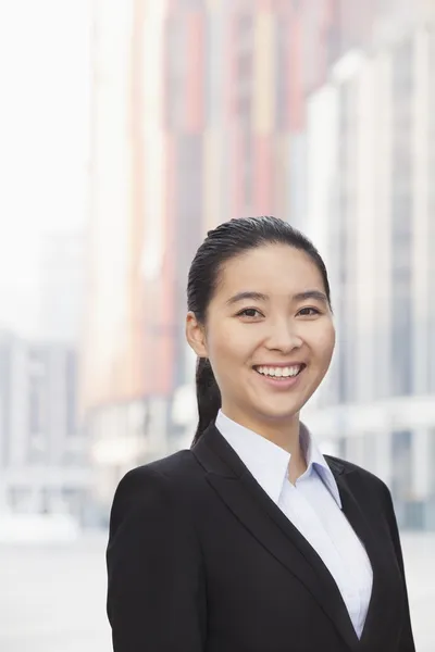 Sorrindo jovem empresária — Fotografia de Stock