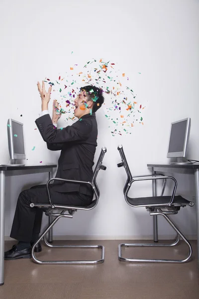 Empresário jogando confete — Fotografia de Stock