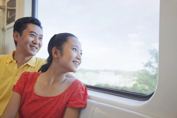 Vater und Tochter blicken aus dem Fenster in der U-Bahn — Stockfoto