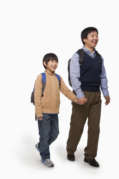 Отец и сын держатся за руки и ходят — стоковое фото