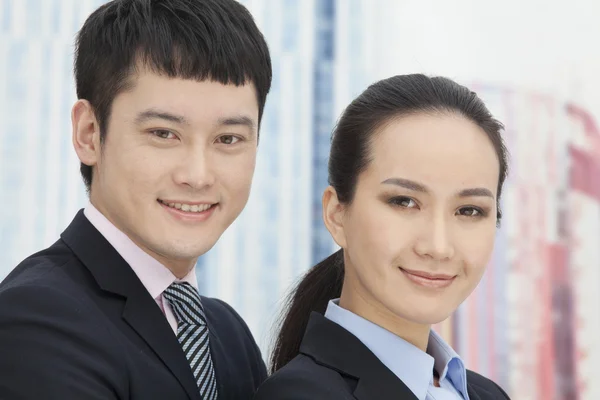 Jonge zakenman en -vrouw — Stockfoto