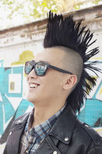 Ung man med punk mohawk leende — Stockfoto
