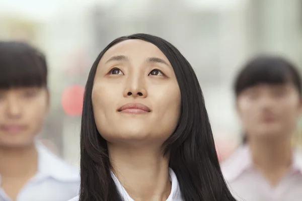 Mujer de negocios mirando hacia arriba — Foto de Stock