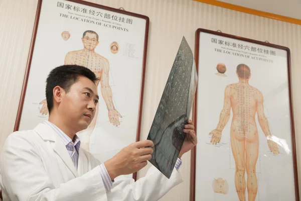 Doctor Looking at X-Ray — Stock Photo, Image