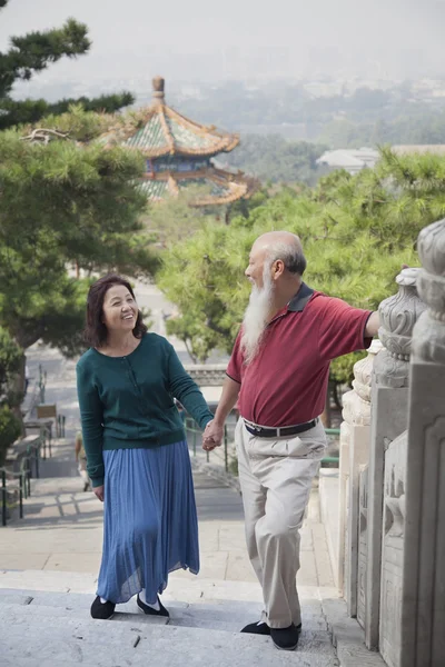 Old Couple Walking In Jing Shan Park — Stock Photo, Image