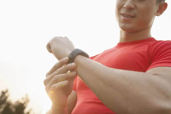 Uomo muscolare controllando il suo orologio — Foto Stock