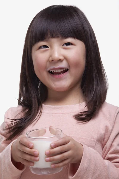 Bir bardak süt bıyığı ile süt içme kız — Stok fotoğraf