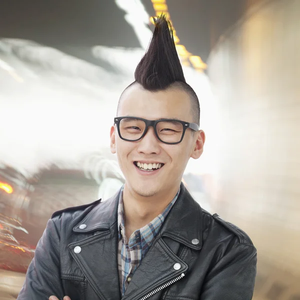 Uomo con punk Mohawk sorridente — Foto Stock