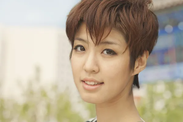 Portrait of young woman smiling — Stock Photo, Image