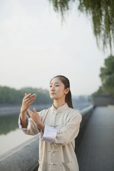 Mujer practicando Tai Ji —  Fotos de Stock