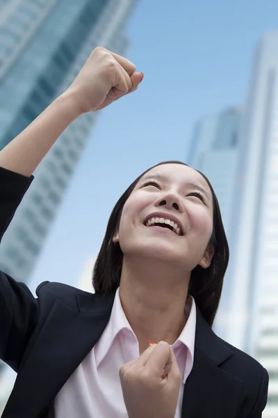 Mujer de negocios vitoreando — Foto de Stock