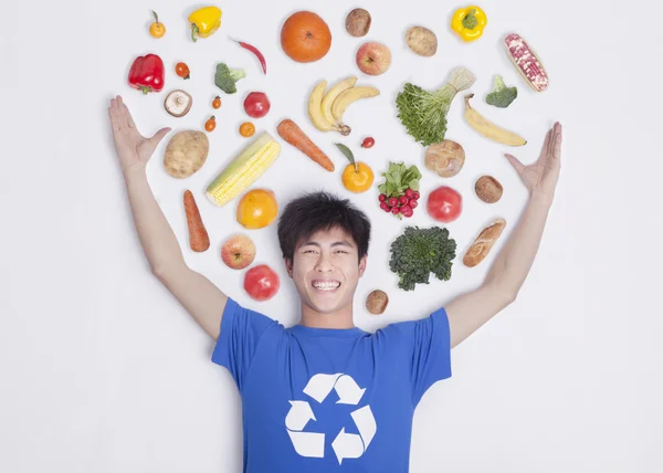 Homem com frutas e legumes frescos — Fotografia de Stock