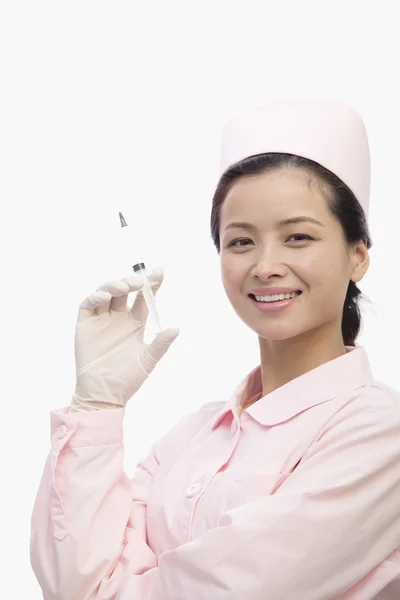 Sestra drží injekční stříkačku — Stock fotografie