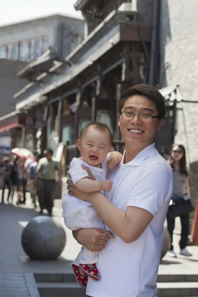 Padre sosteniendo a su hijo bebé — Foto de Stock