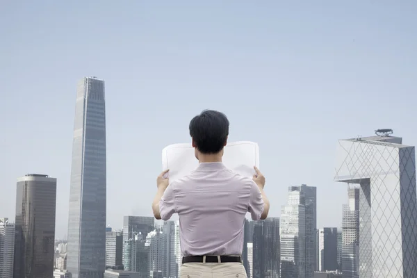 Hombre frente a Cityscape — Foto de Stock