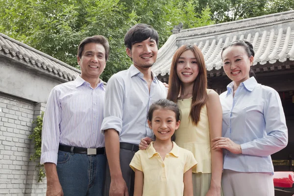 Família de três gerações em um pátio — Fotografia de Stock